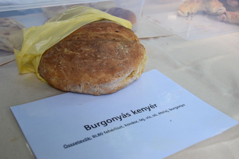 Chlebík Zoltána Vargu na trhu v Nagymárosi