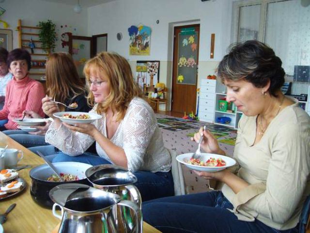Pani učiteľky ochutnávajú - Dni EP 2007, MŠ Banská Štiavnica