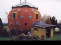 betónové iglu v tvare jahody