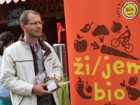 víťazná biopotravina s hrdým majiteľom